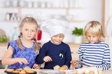 drei kleine bäcker backen törtchen