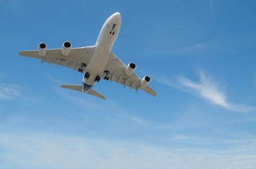 Fototapeta na wymiar Samoloty na start lub lądowanie w błękitne niebo