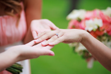 Obraz na płótnie Canvas Wedding ring on the bride's hand