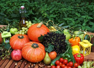 Tisch, gedeckt mit Obst und Gemüse