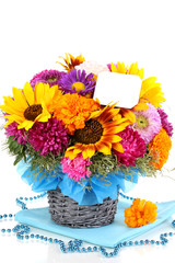 Obraz premium Beautiful bouquet of bright flowers with paper note isolated