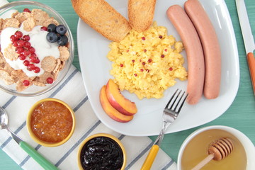 prima colazione con uova wurstel marmellate miele e cereali