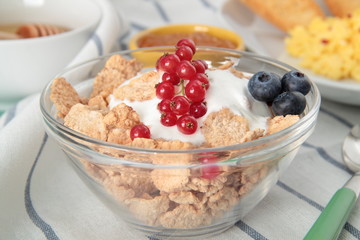 cereali con frutta e yogurt su tavolo per la prima colazione