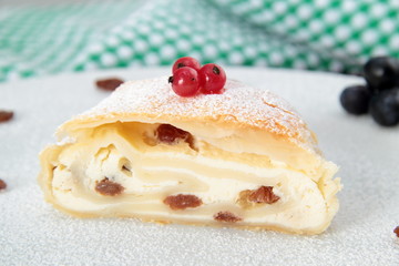 fetta di strudel con uvetta e ricotta
