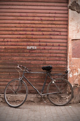 Fototapeta na wymiar Stary rower w Souk w Marrakeszu.