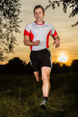 Jogger am Abendhimmel