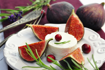 Schafskäse mit Feigen
