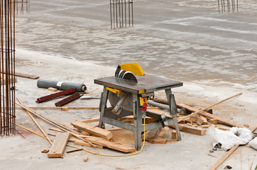 Eine Tischkreissäge auf einer Baustelle