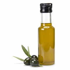 Aceite de oliva de primera calidad y aceitunas con hojas