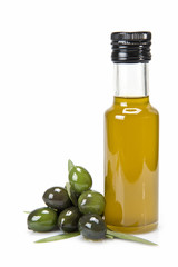 Aceitunas verdes con su aceite de oliva en botellado