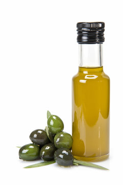 Aceitunas Verdes Con Su Aceite De Oliva En Botellado