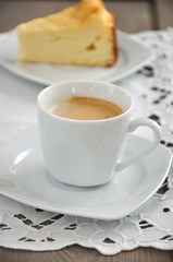 Kaffeetasse mit Topfenkuchen