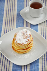 Pancakes mit Teetasse