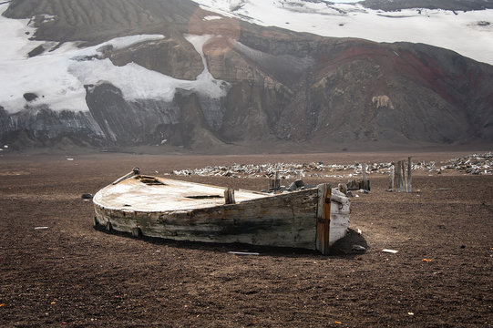 Old boat on Deception island