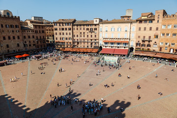 Obraz premium Widok z lotu ptaka na Piazza del Campo, centralny plac w Sienie, Toskanii