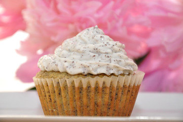 Zitronen Mohn Cupcake mit Pfingstrosen