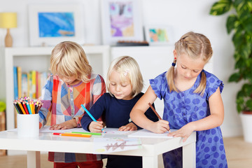 drei kinder malen im kinderzimmer