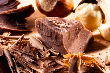 Chocolate curls with nuts