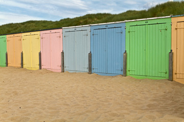 farbenfrohe Badeh&auml;uschen am Strand