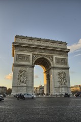 Fototapeta na wymiar Detal architektoniczny pięknej Arc Triumph w Paryżu, a zima