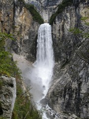 Fototapeta na wymiar Boka Wodospadu niedaleko Bovec w Alpach Julijskich w Słowenii