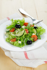 Salatteller mit Oliven und Mozzarella