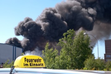 Feuerwehr im Einsatz bei Großbrand in Industriegebiet, Niedersachsen, Deutschland, Europa