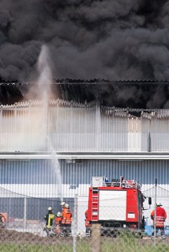 Feuerwehr im Einsatz bei Großbrand in Industriegebiet, Niedersachsen, Deutschland, Europa