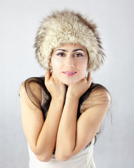 Młoda dziewczyna, której jest zimno © studiobaklazan.pl