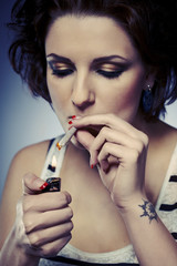 Obraz premium Lady lightting marihuana joint