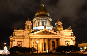 Fototapeta na wymiar Исакиевский собор в Санкт-Петербурге ночью.