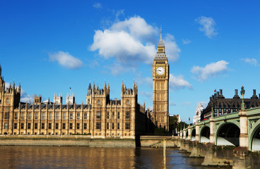 Fototapeta na wymiar Big ben and houses of parliament with blue sky