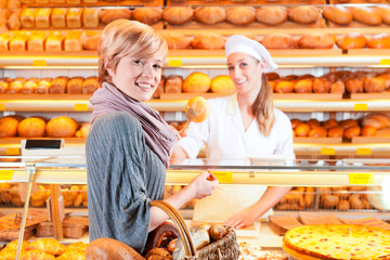 Verkäuferin mit Kundin in einer Bäckerei