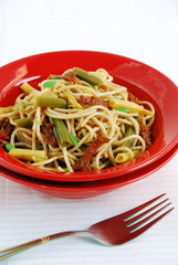 Spaghetti z suszonymi pomidorami i fasolką szparagową