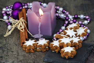 Kerze mit Zimtsternen