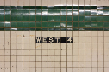 Naklejka premium West 4th Station Sign