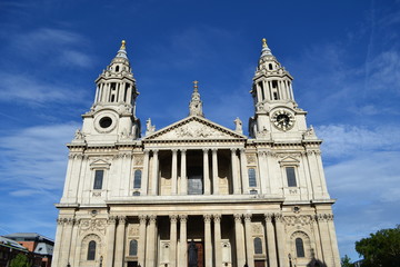 Fototapeta na wymiar cathédrale londonienne 9