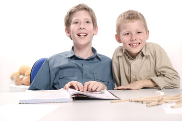 dwaj chłopcy w czasie nauki - obrazy, fototapety, plakaty