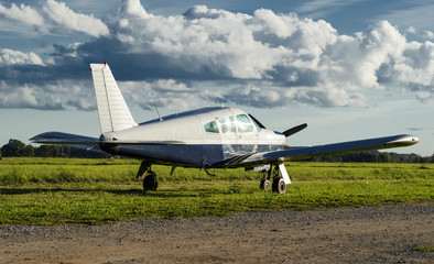 Fototapeta na wymiar Mały prywatny samolot