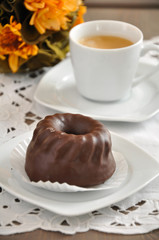 Mini Schoko Gugelhupf mit Kaffee