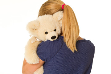 mädchen kuschelt mit teddy