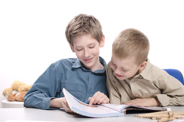 dwaj chłopcy czytający książkę - obrazy, fototapety, plakaty