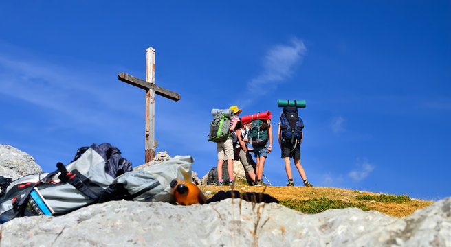 famille dans les Alpes en randonn&eacute;e