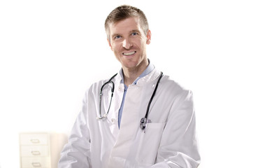 uśmiechnięty lekarz ze stetoskopem - obrazy, fototapety, plakaty