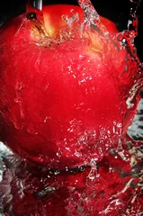 Papier Peint photo Éclaboussures deau pomme rouge dans l& 39 eau