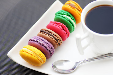 6 macarons et tasse de café 7