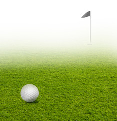 Obraz premium Golfball auf Golfplatz mit Fahne