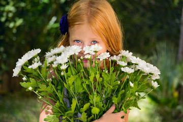 Девочка с букетом белых цветов