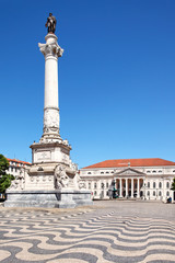 Fototapeta na wymiar Rossio mit Statue Dom Pedro und Theater, Lizbona, Portugalia