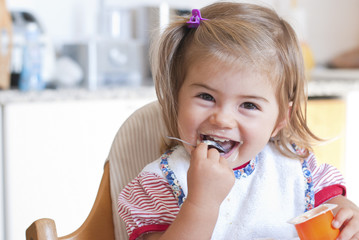 bimba che mangia e sorride